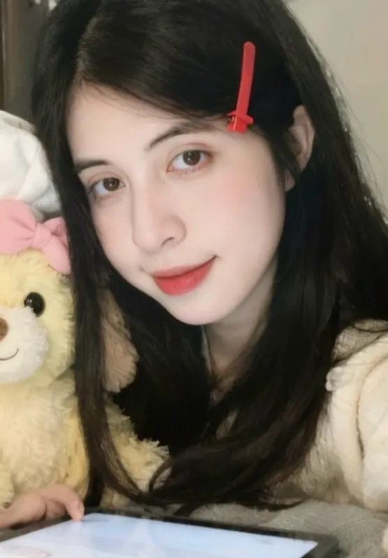 Meow from Vietnam, one of the real people you can meet in a moderated ChathubMatch video chat