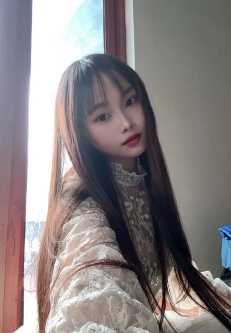 Meeting new people online through a live 1v1 video chat on ChathubMatch